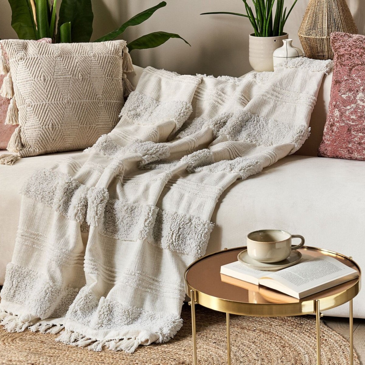CHILARI - Modern Tufted Throw